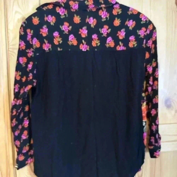 SK & Company woman’s button up blouse size small with shoulder pads - Picture 3 of 8